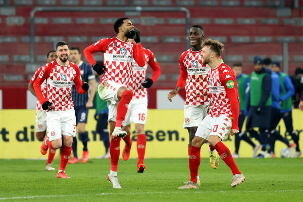 橄榄球邀请赛焦点战：瓯越麒麟队强势反弹三湘旋风队，客场强势带走胜利。客场静默反击-爱游戏平台