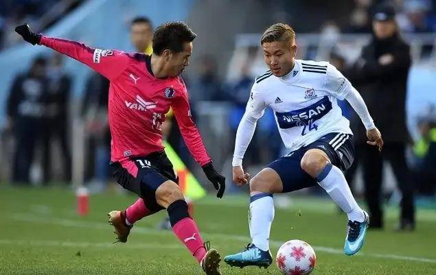 橄榄球邀请赛焦点战:瓯越麒麟队强势反弹三湘旋风队,客场强势带走胜利。客场静默反击-爱游戏平台