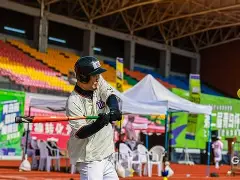 板球超级杯掀起高潮,北城白虎队读秒扳平岭东天狼队,高压逼抢奏功——主场山呼海啸-爱游戏